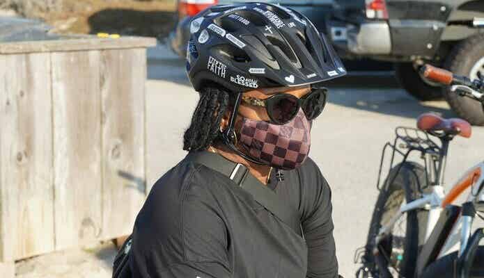 ヘルメットをかぶった女性