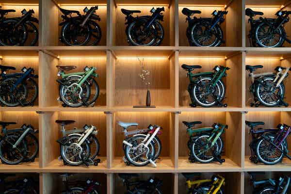 店舗に陳列されているBROMPTON