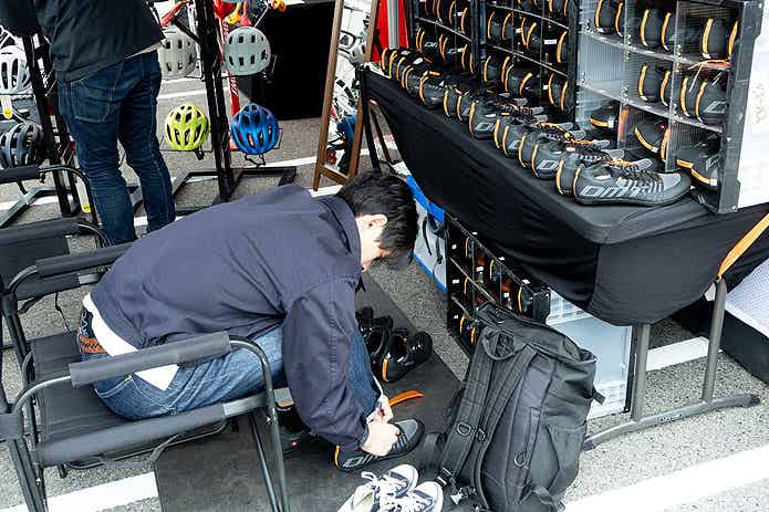 サイクルシューズを試し履きする男性