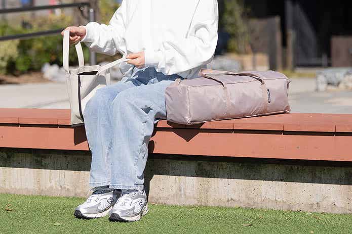 コンパクトシェードを持ち運ぶ女性