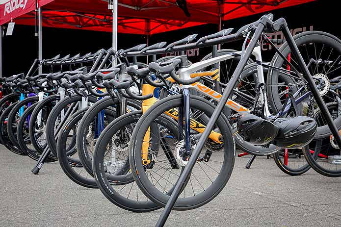 自転車ラックにかかるロードバイク