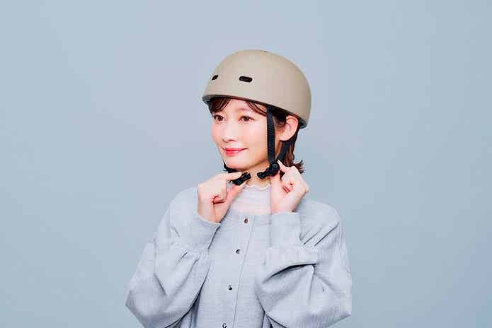 専用ヘルメットを装着する女性