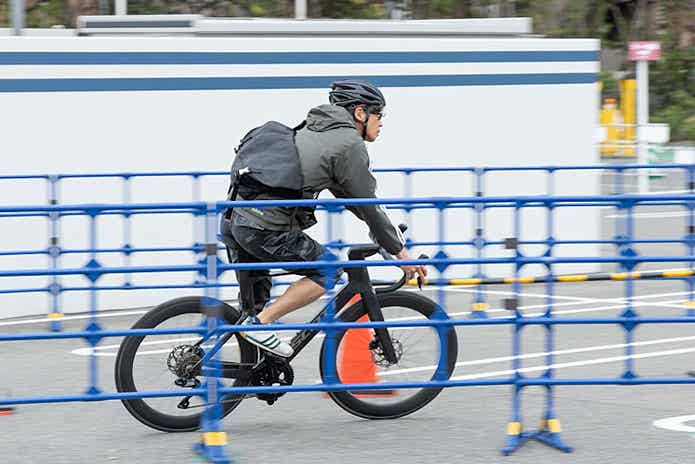試乗コースを自転車で走る男性