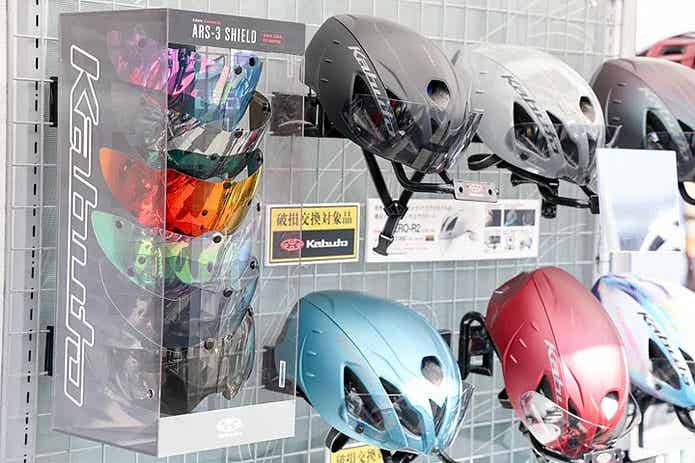 展示されるヘルメットとサングラス