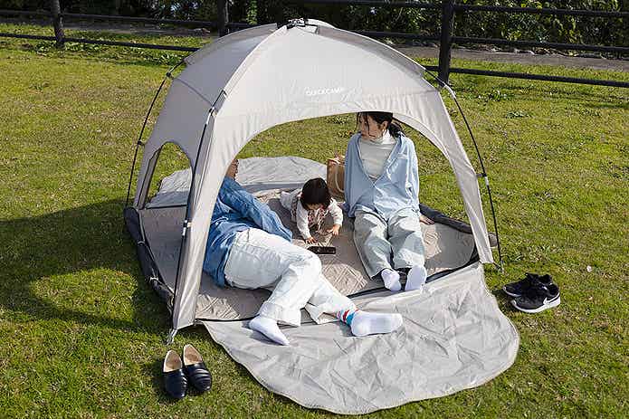 コンパクトシェードで過ごす家族