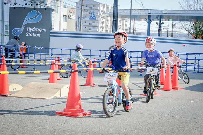 キッズ体験エリアを自転車で走る子ども