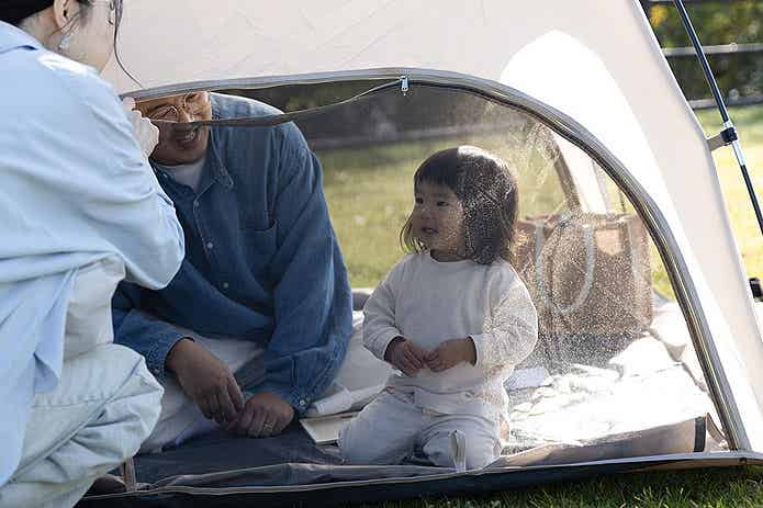 コンパクトシェードで過ごす家族
