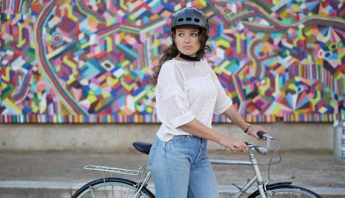 ヘルメットをかぶった女性