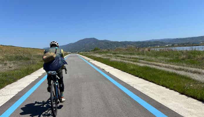 紀の川サイクリングロードを走る男性