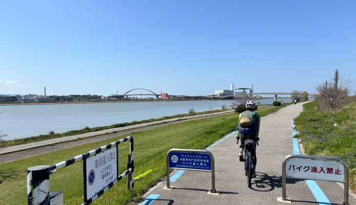 紀の川サイクリングロードを走るライダー