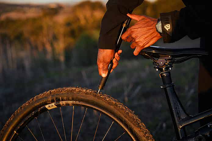 KLIC HV WITH PLUG TOOLでパンク修理をする手元