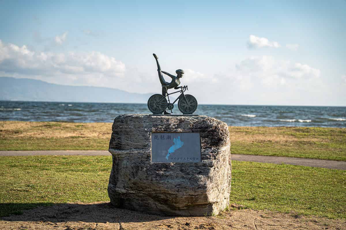「琵琶湖 サイクリストの聖地」と書かれたモニュメント