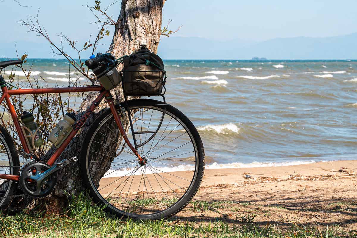 琵琶湖と自転車