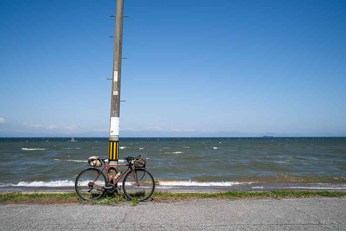琵琶湖と自転車