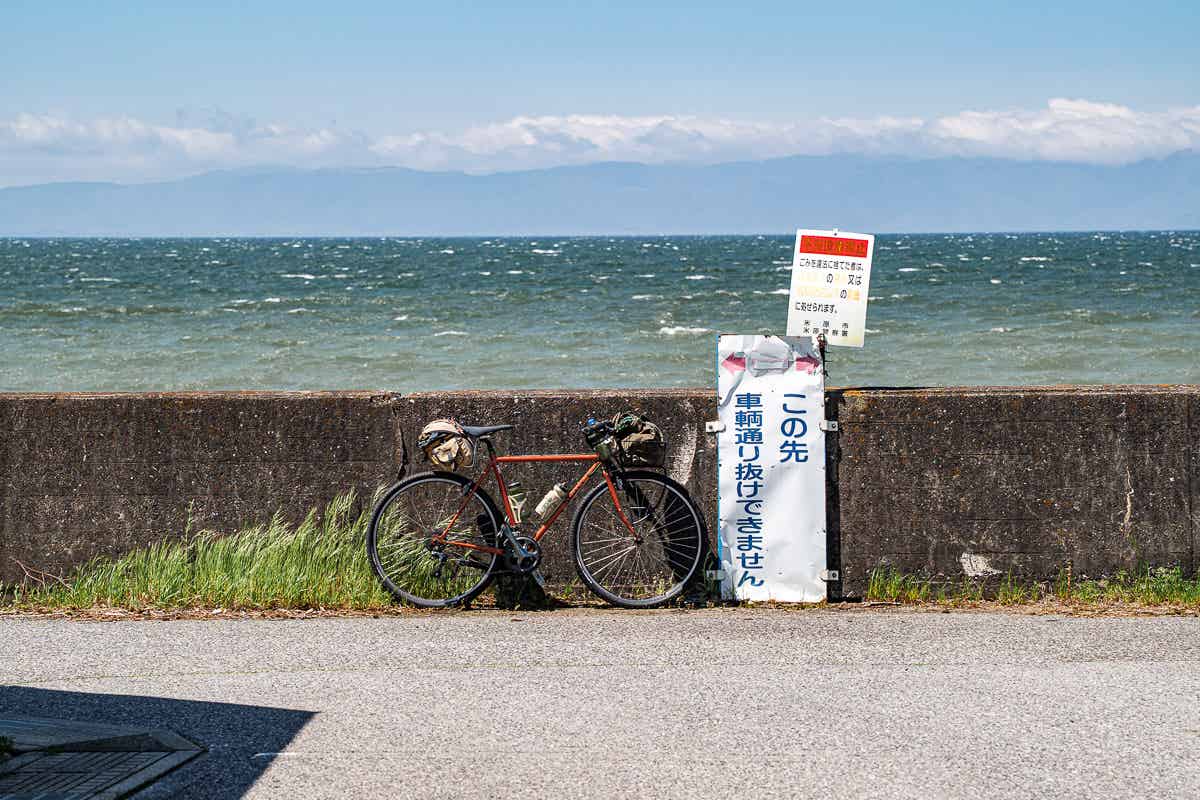 琵琶湖と自転車