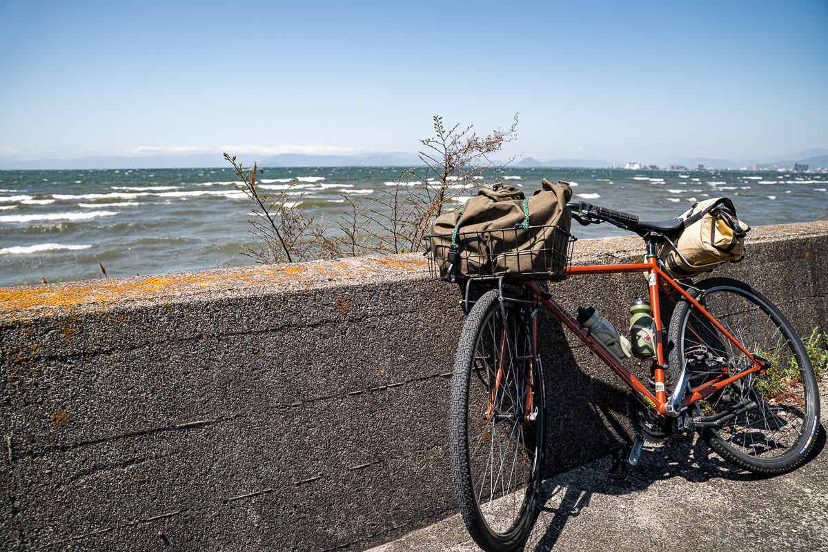琵琶湖と自転車