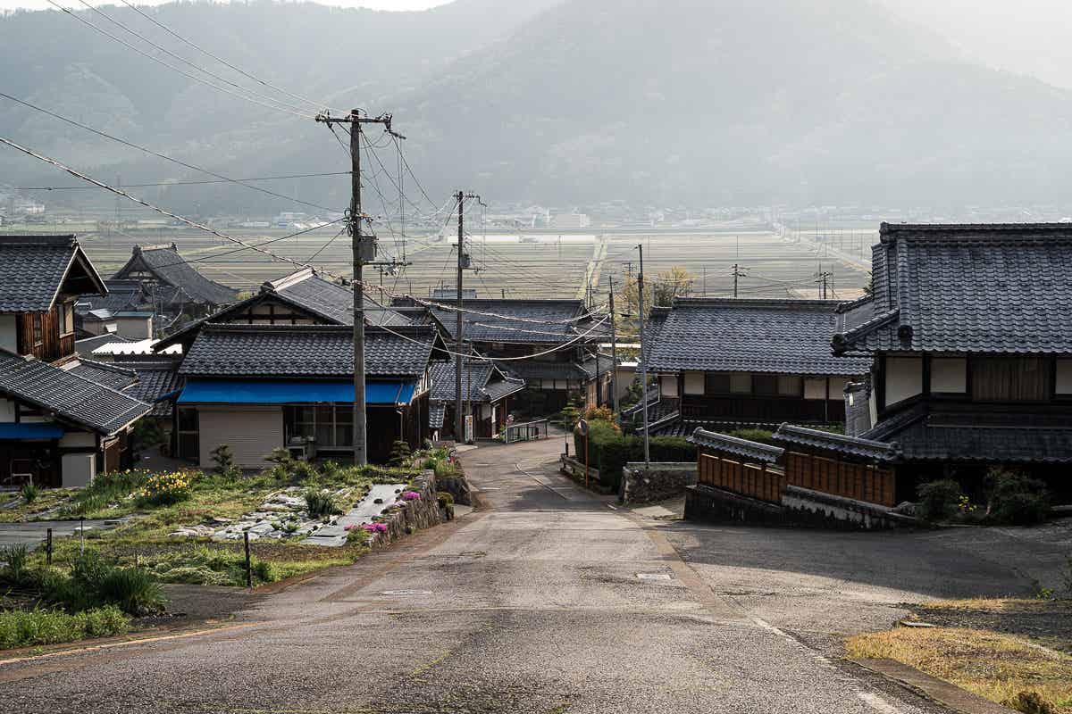 朝日に照らされる日本家屋