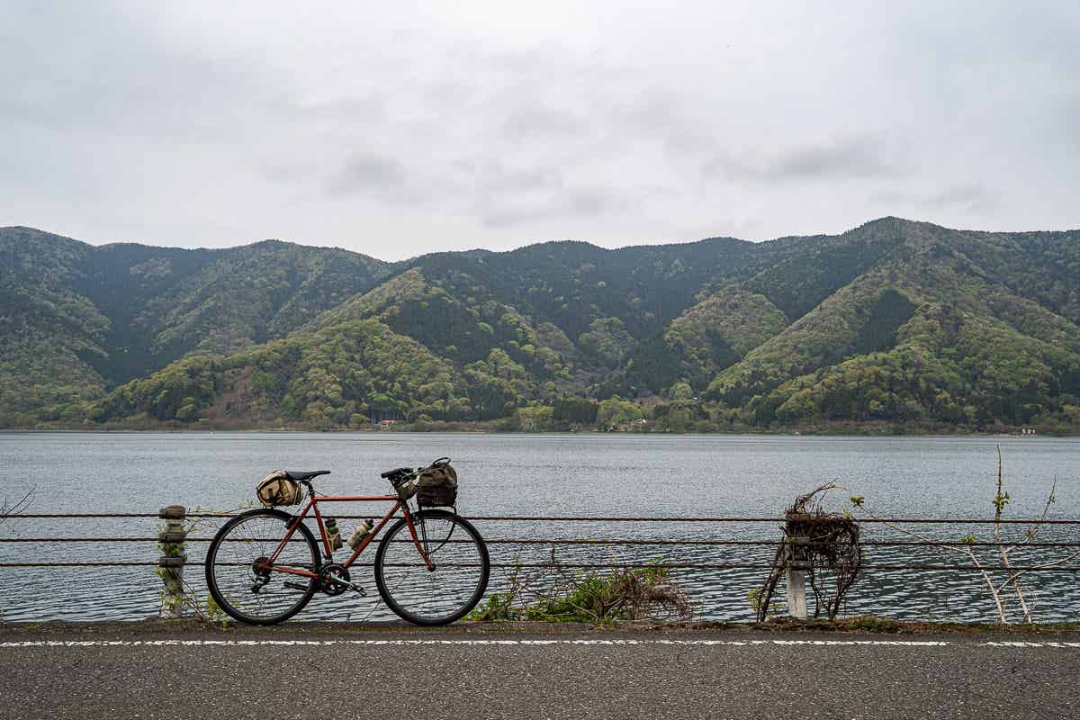琵琶湖と自転車
