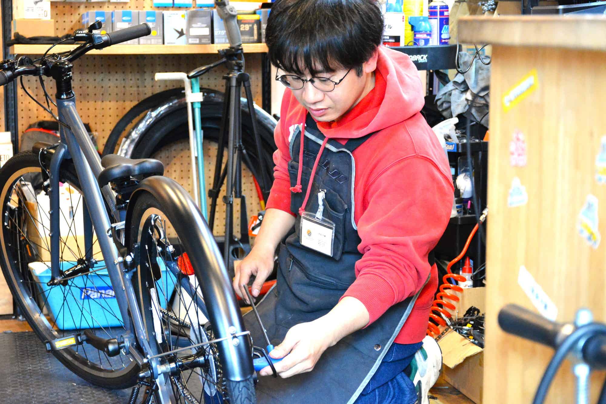 オレンジサイクルの店主の修理風景
