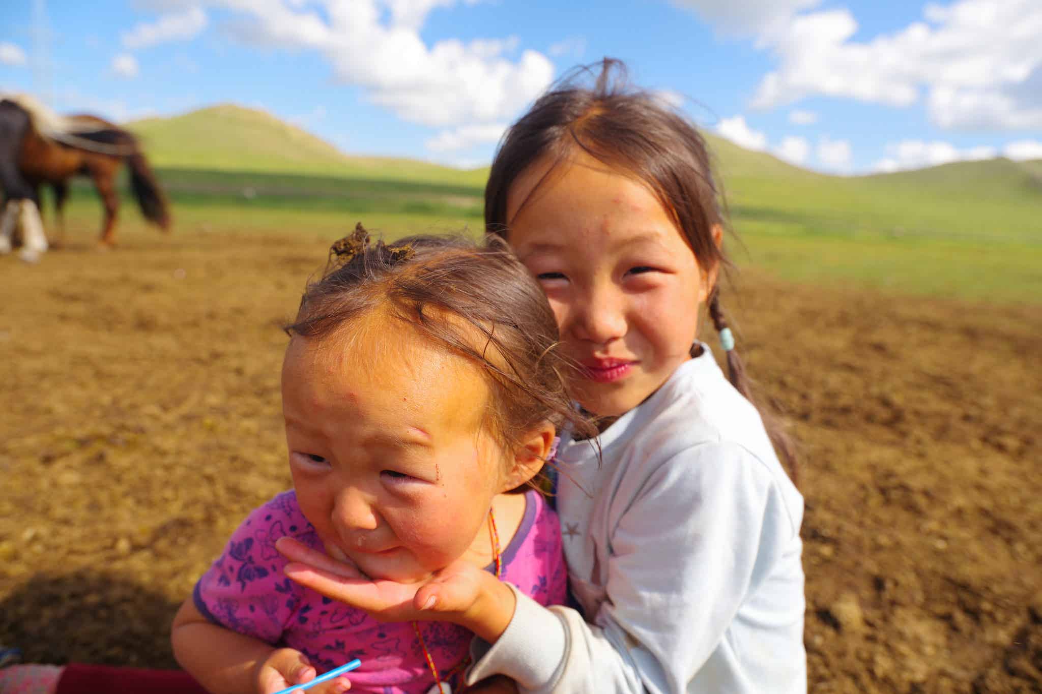 草原と子供
