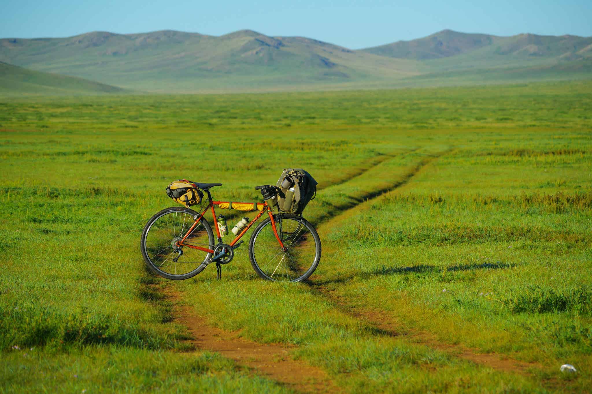 草原と自転車