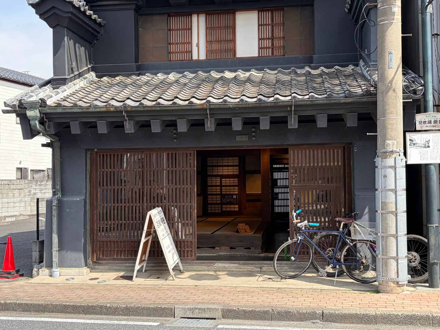 飯能市の店蔵絹甚外観