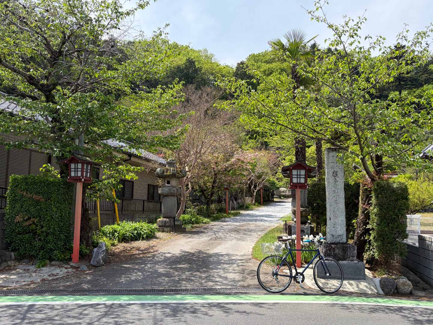 飯能市浄心寺の前の自転車