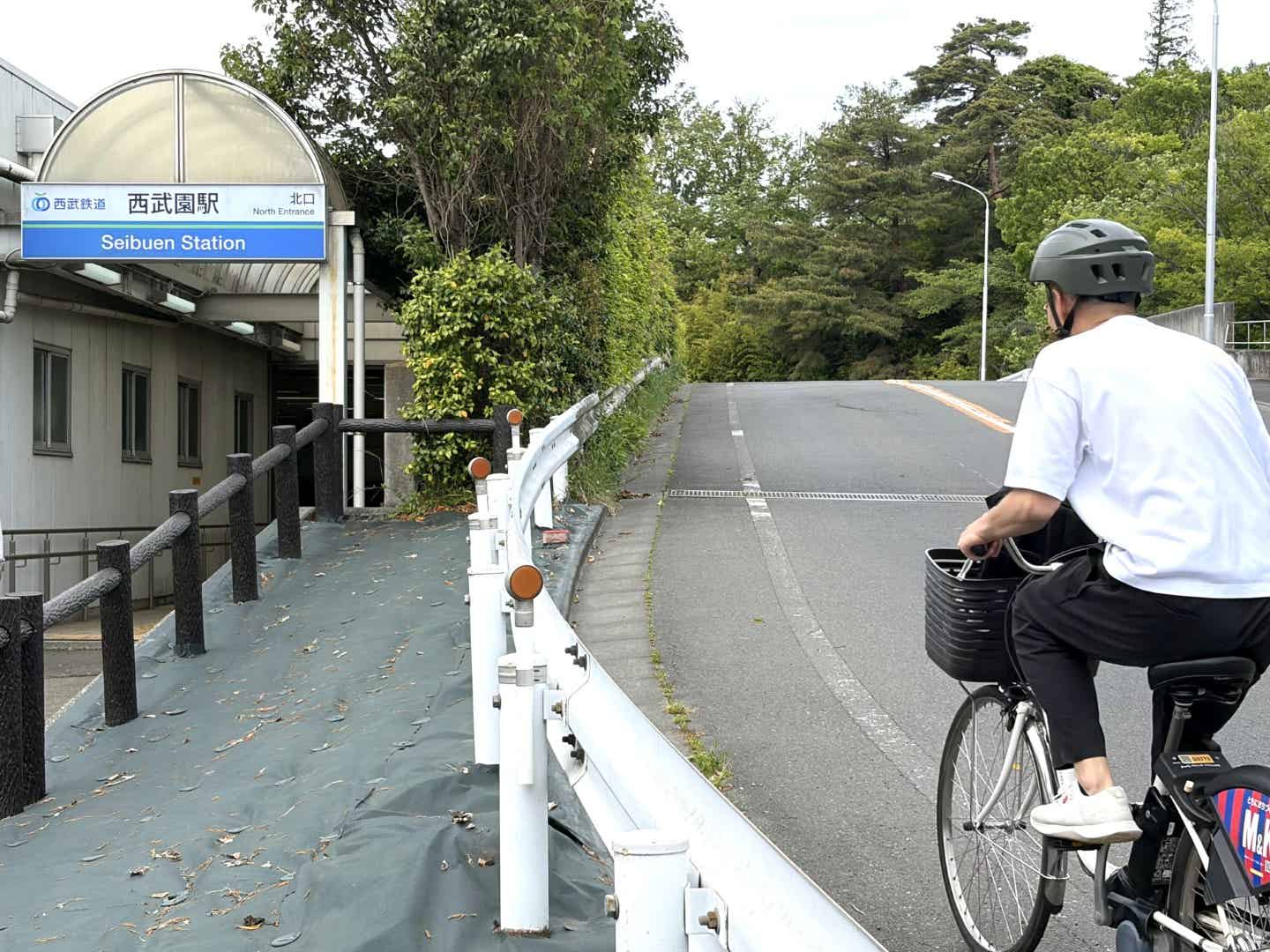 バッテリー切れの電動アシストで西武園駅の近くを登る