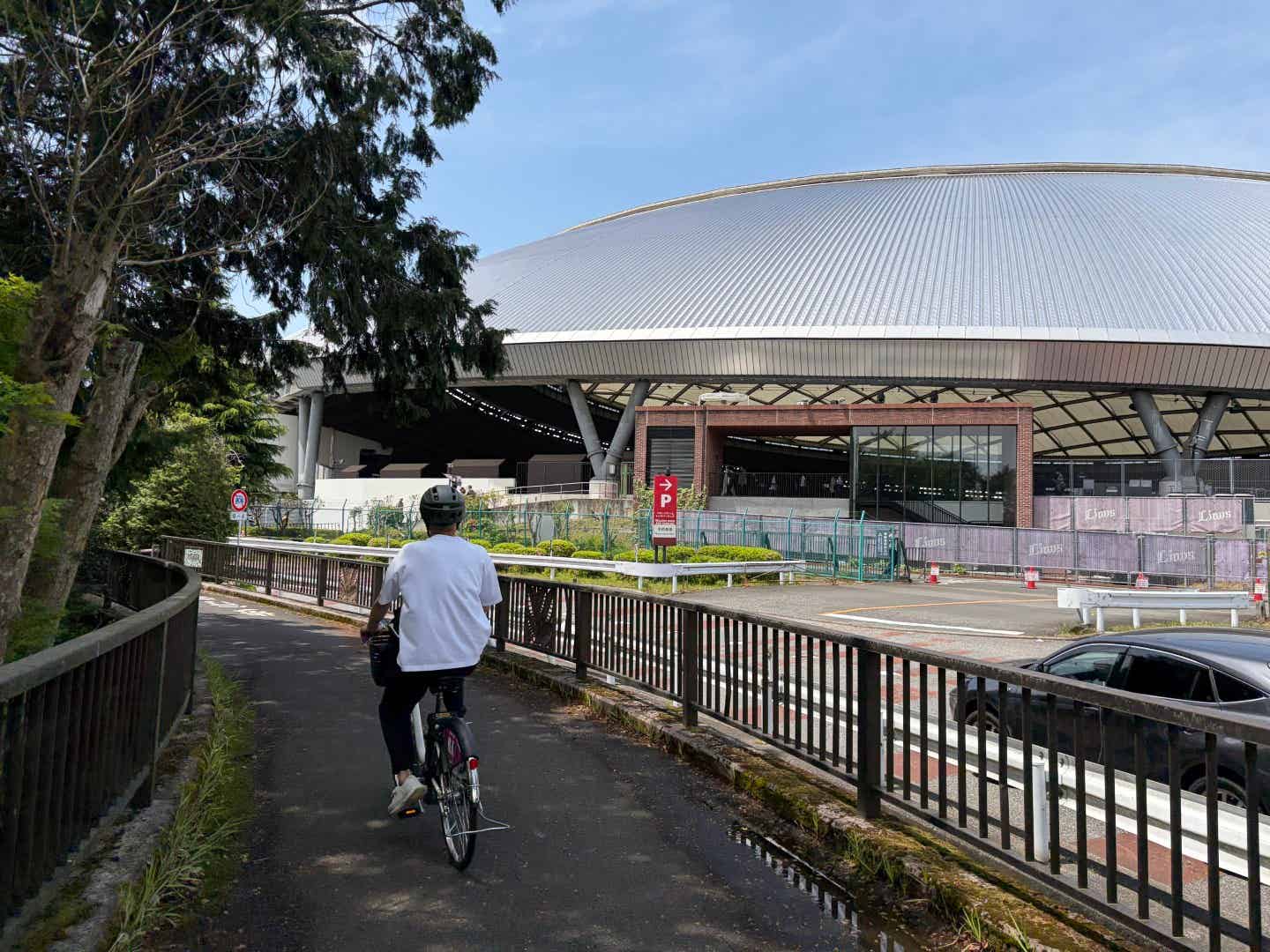西武球場前をサイクリング
