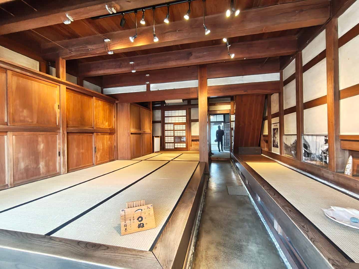 店蔵絹甚の内部
