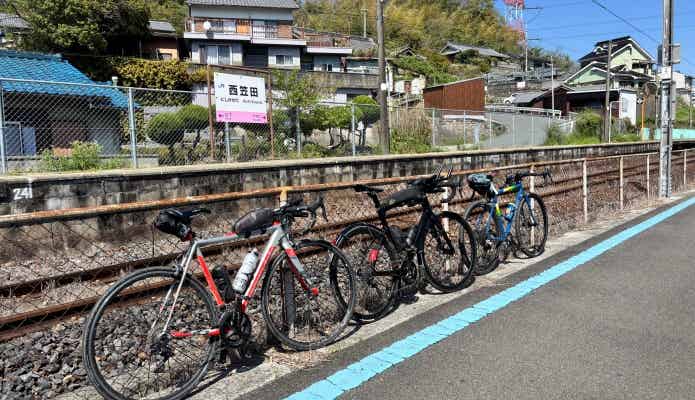 線路沿いのロードバイク