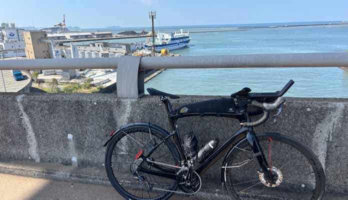 汽水域の道路のロードバイク