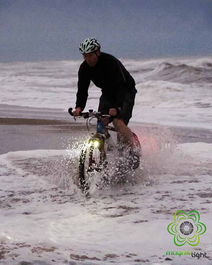 Magnic Lightを装着した自転車に乗る男性