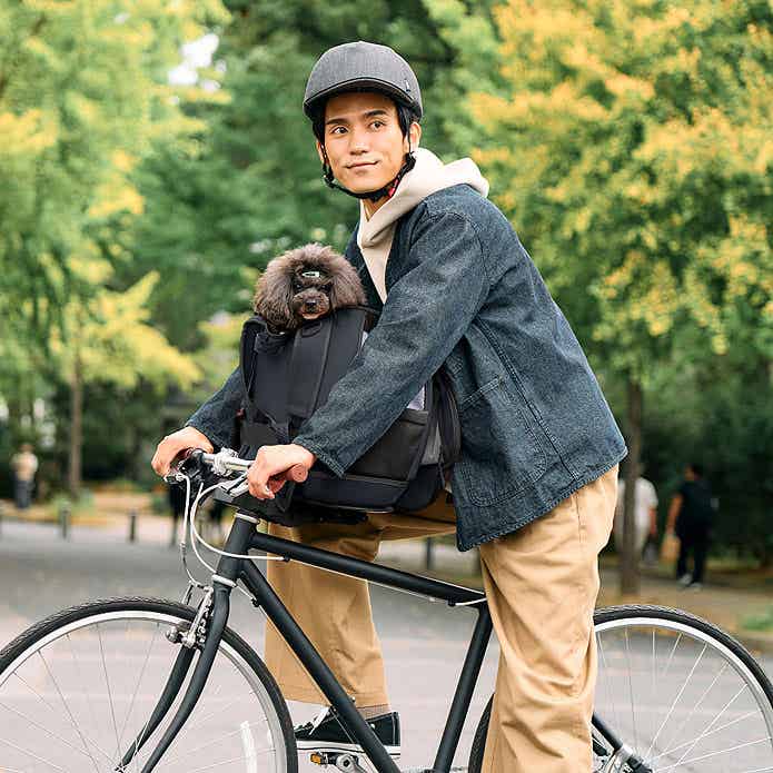 HUG Buddy(ハグバディー)を使う男性