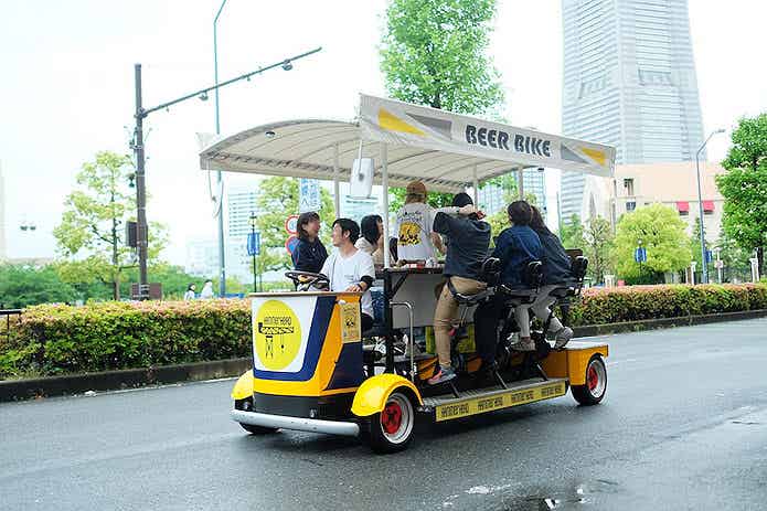 走行するビアバイク