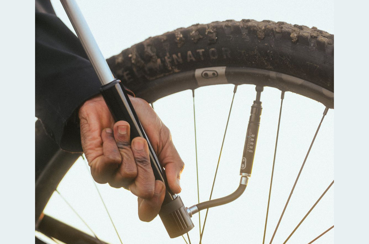 携帯ポンプもチューブレスリペアもこれ1本で。クランクブラザーズの新作ポンプが5月発売