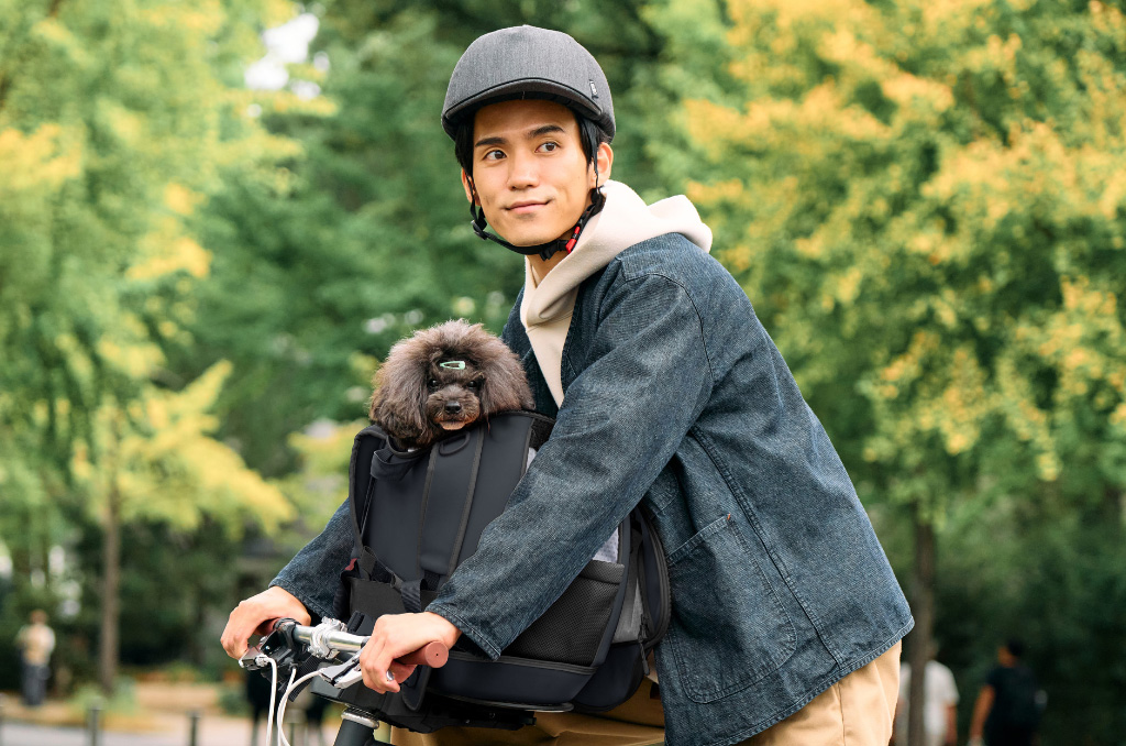 愛犬を抱いているような感覚で自転車に？ペットキャリー初の新発想リュックが登場