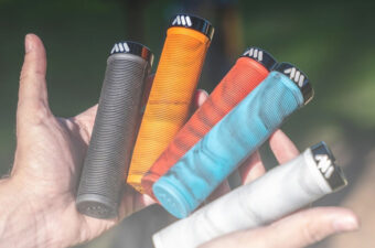 スペイン発「ALL MOUNTAIN STYLE」から、新MTBグリップが登場。タイプが違う2モデルとは