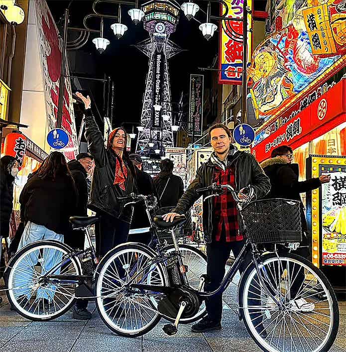 大阪でのナイトライドツアーを楽しむ観光客