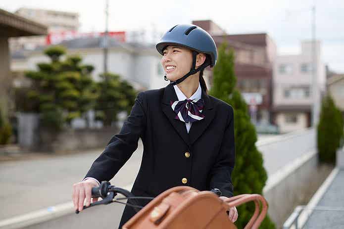 JQPのヘルメットをかぶる女性