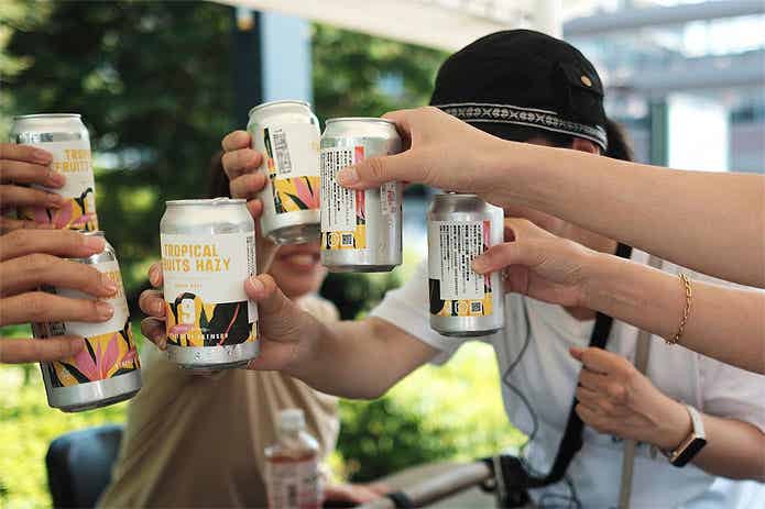 缶ビールで乾杯するツアー参加者