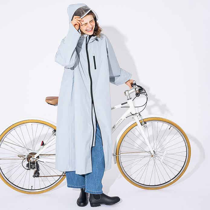 サイクルレインコートを着用する女性