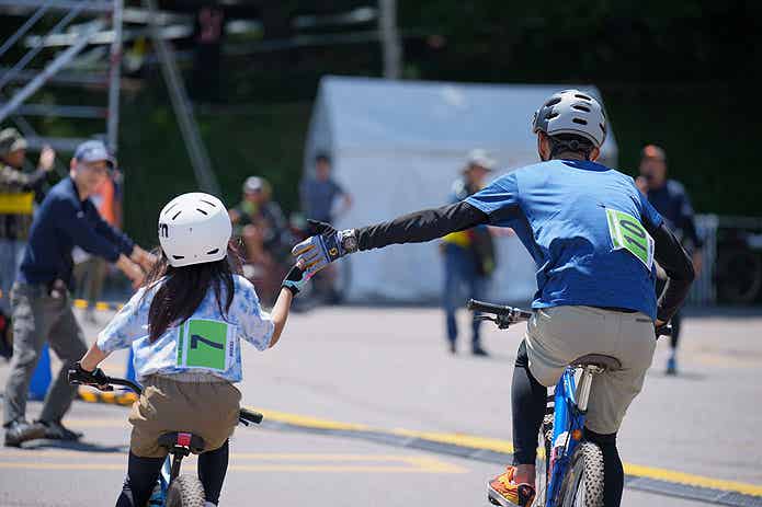 シマノバイカーズフェスティバルのレースに参加する親子