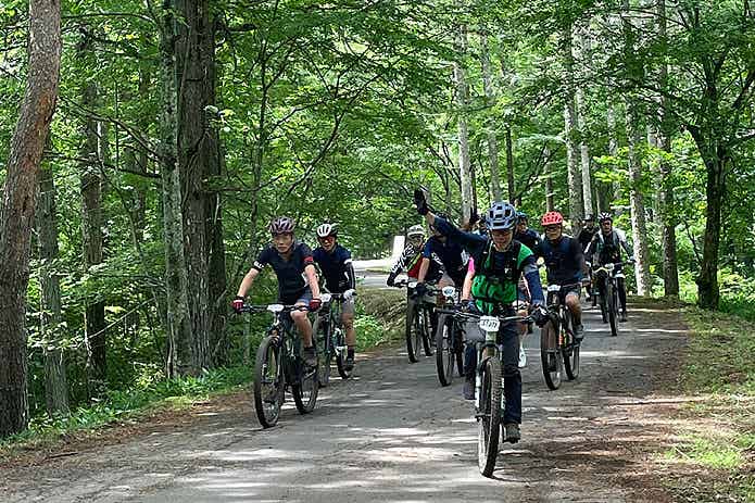 シマノバイカーズフェスティバルでライドツアーに参加する参加者