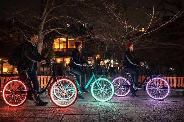 ナイトライドツアーを楽しむ観光客