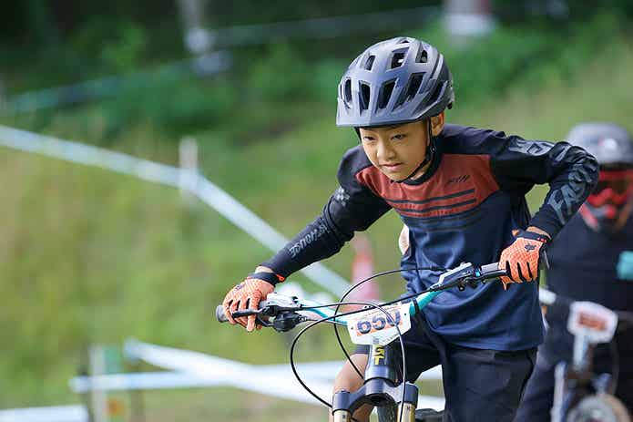 シマノバイカーズフェスティバルのレースに参加する子供