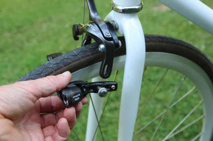 Magnic Lightを装着する作業