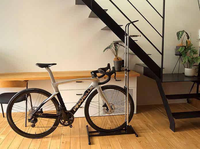 「A01V Special」で横置きされたロードバイク