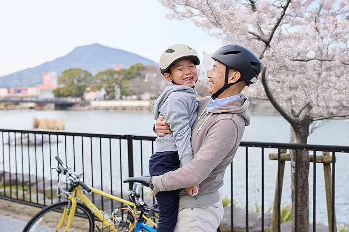 JQPのヘルメットをかぶる親子