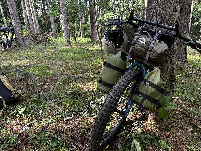 バイクパッキングの装備をした自転車